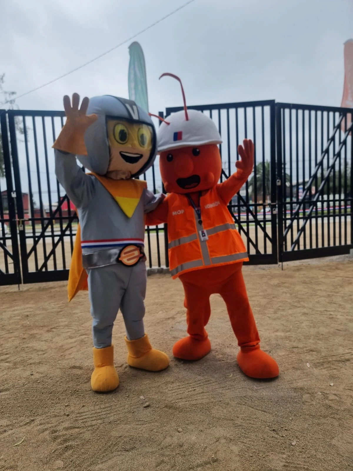 Autoridades y comunidad en la inauguración del parque